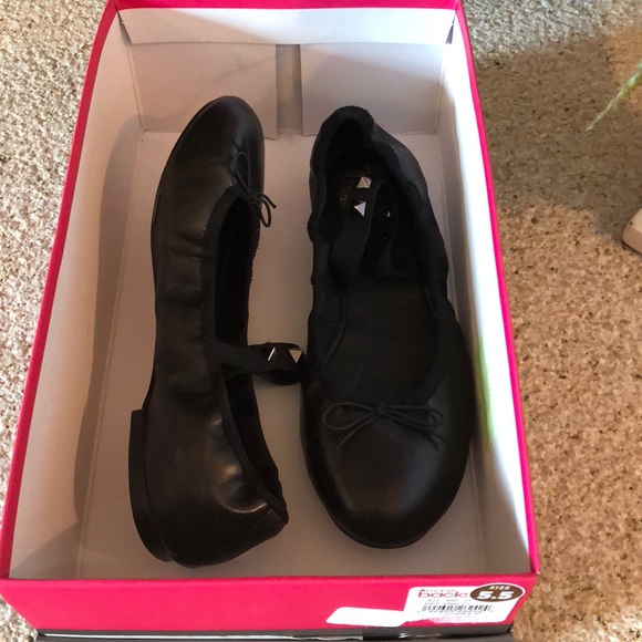 Adorable Vincent Camuto Black Flat with Stud Strap - Picture 5 of 5